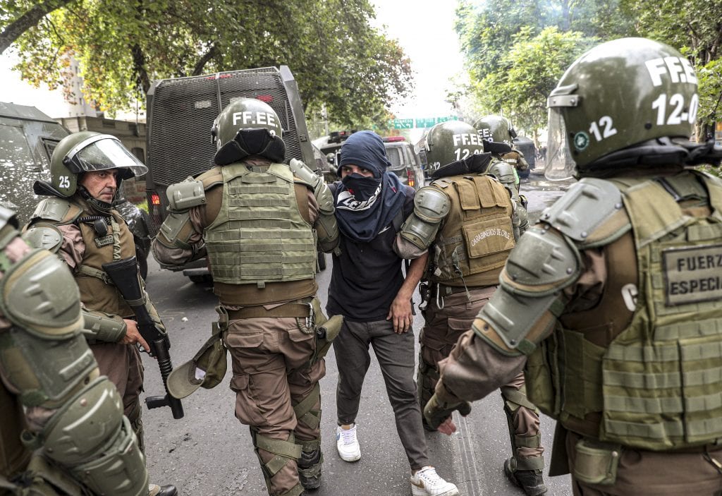 Χιλή: Εισαγγελέας ζητά να γίνει έρευνα σε βάρος 14 αστυνομικών για βασανιστήρια διαδηλωτών