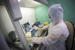 Κορονοϊός: «Μάχη» ερευνητών για το εμβόλιο &#8211; Οι πρωταγωνιστές του φαρμακευτικού τομέα