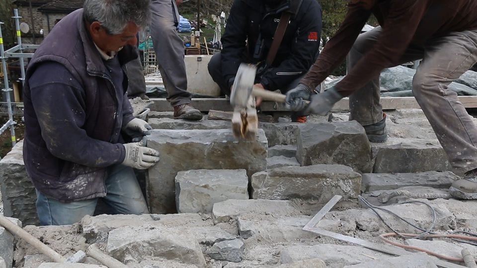 Και πάλι όρθιο το γεφύρι της Πλάκας δοκιμάζεται από τα νερά του Άραχθου