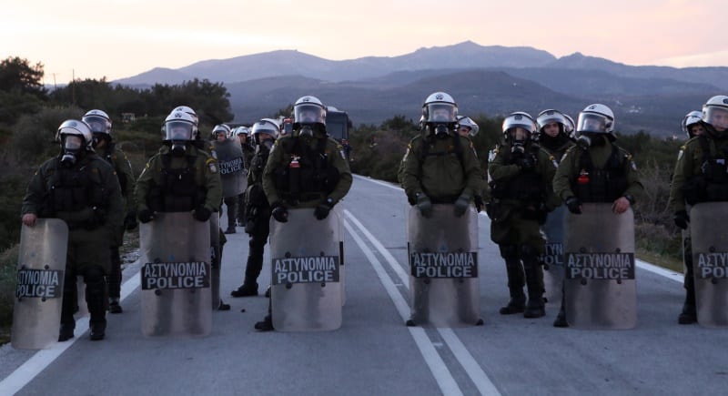 Όλοι στις πλάτες των προσφύγων και του ελληνικού λαού