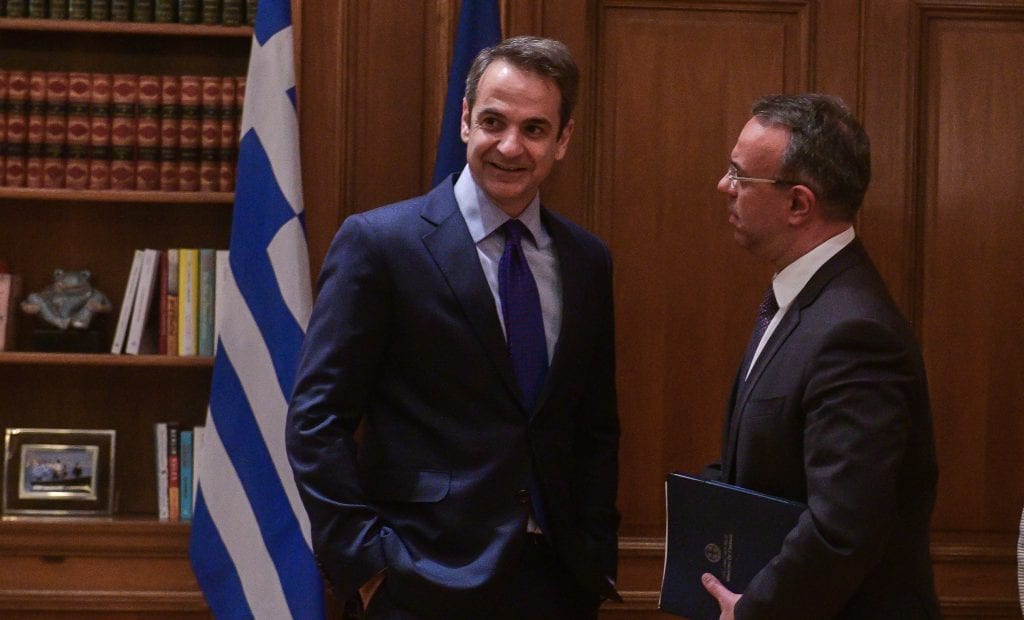 Με το φάντασμα του ΣΥΡΙΖΑ η κυβέρνηση Μητσοτάκη –  Τα «fake» του Σταϊκούρα για το QE