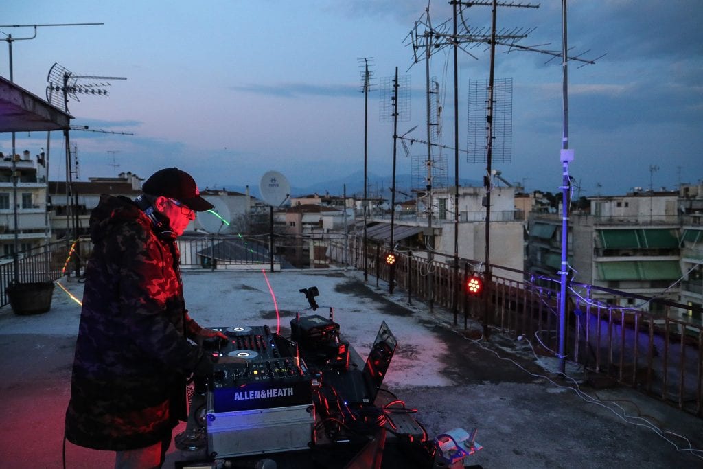 Λάρισα – Κορονοϊός: DJ έκανε πάρτι… μουσικής από την ταράτσα του! (Video & Photos)