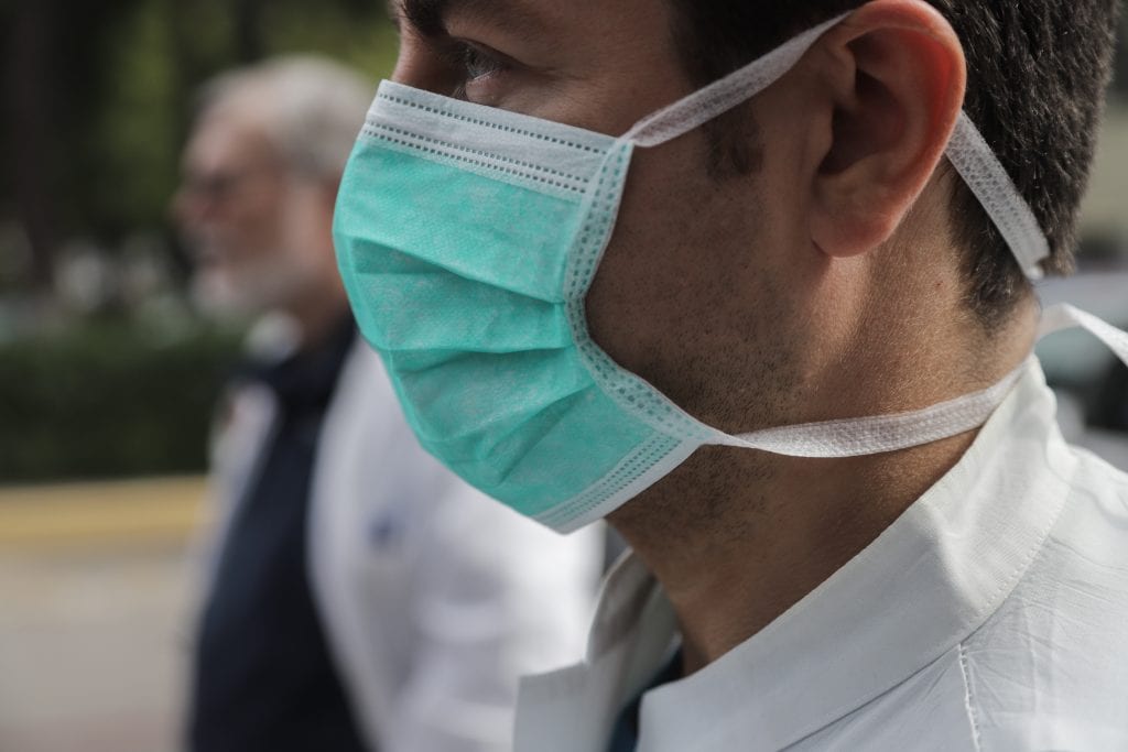 Κορονοϊός – εργαζόμενοι στα νοσοκομεία: Κίνδυνος να ξεμείνουμε από προσωπικό αν ισχύσουν τα μέτρα ΕΟΔΥ