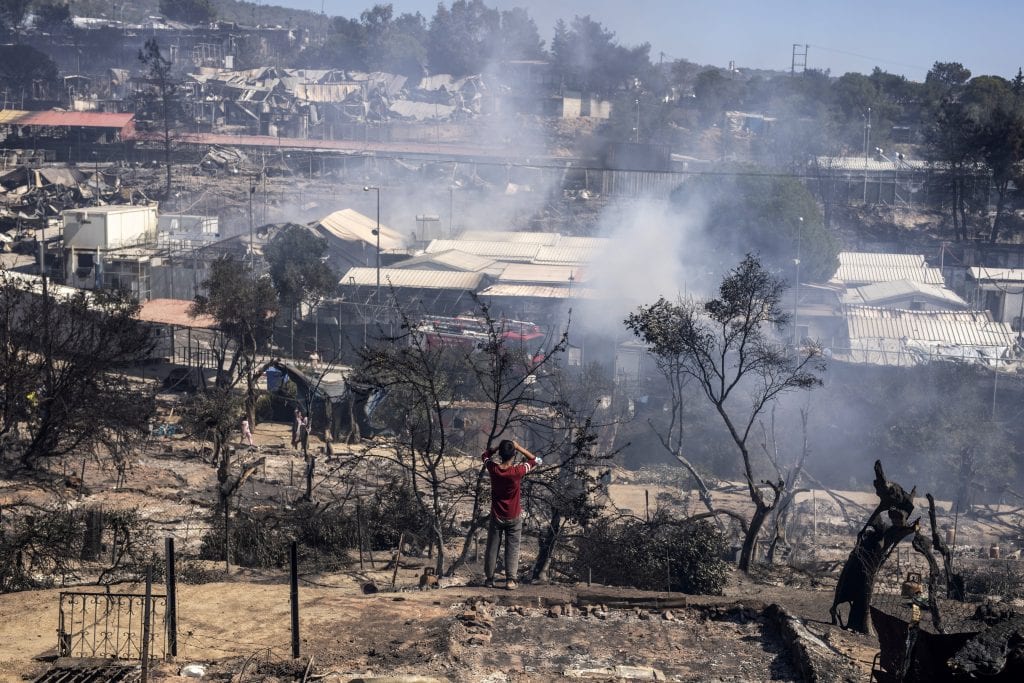 Σε πλοία και σκηνές οι πρόσφυγες που έμειναν χωρίς στέγη στη Μόρια