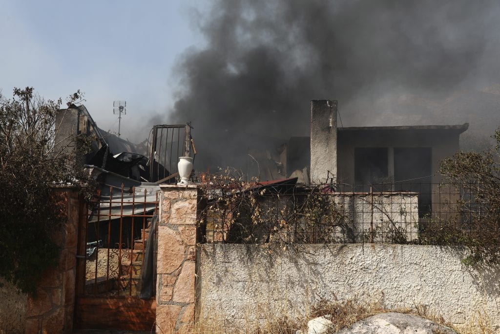 Πύρινη λαίλαπα στα Καλύβια Αττικής, κάηκαν σπίτια – Εντολή εκκένωσης και για την Ανάβυσσο – Συνεχής Ενημέρωση (Photos – Video)