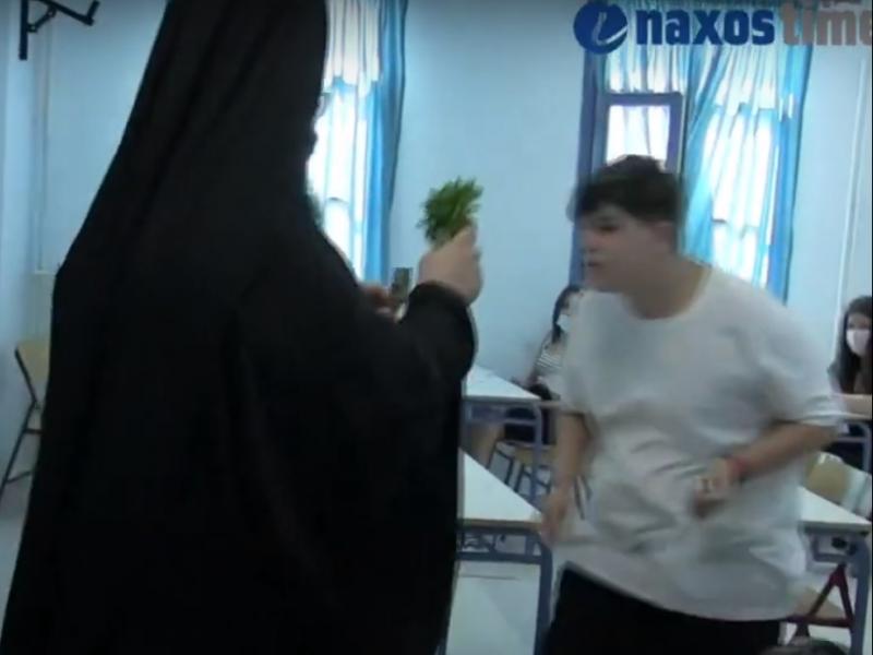 Ο Ρόμπερτ ντε Νίρο σχολιάζει το παράδοξο των ελληνικών σχολειών: Οι μαθητές φοράνε μάσκα αλλά φιλούν τον ίδιο σταυρό