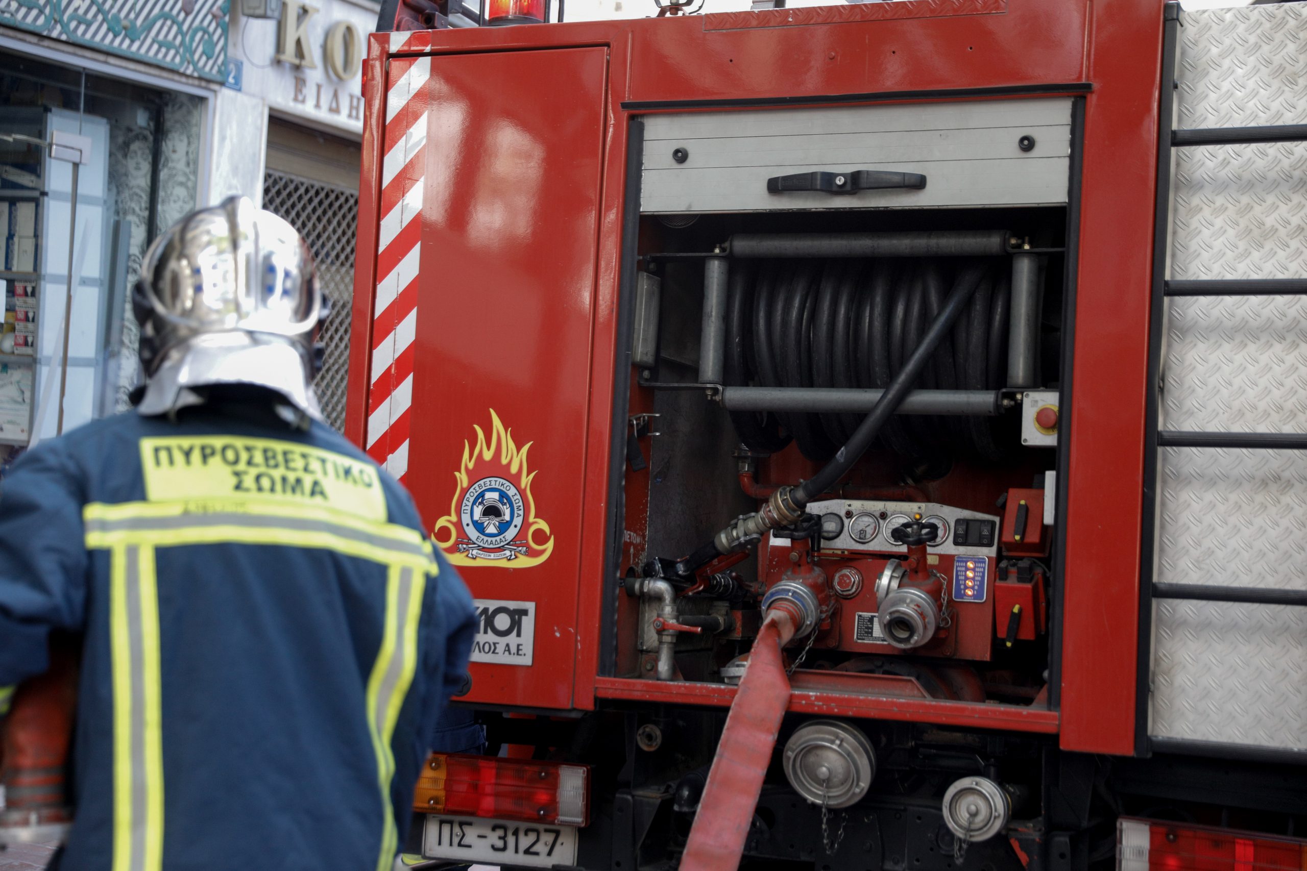 Πυρκαγιά σε πολυκατοικία στο κέντρο της Θεσσαλονίκης: Απεγκλωβίστηκαν 12 άτομα – Μία γυναίκα διασωληνώθηκε
