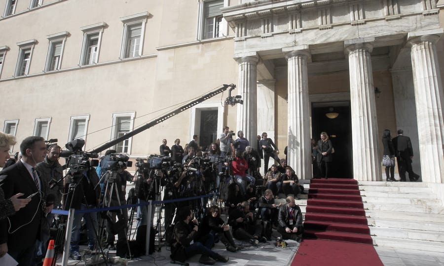 Διαμαρτυρία φωτορεπόρτερ για τον πρωτοφανή αποκλεισμό τους από κάλυψη ρεπορτάζ του ΥΠΕΞ