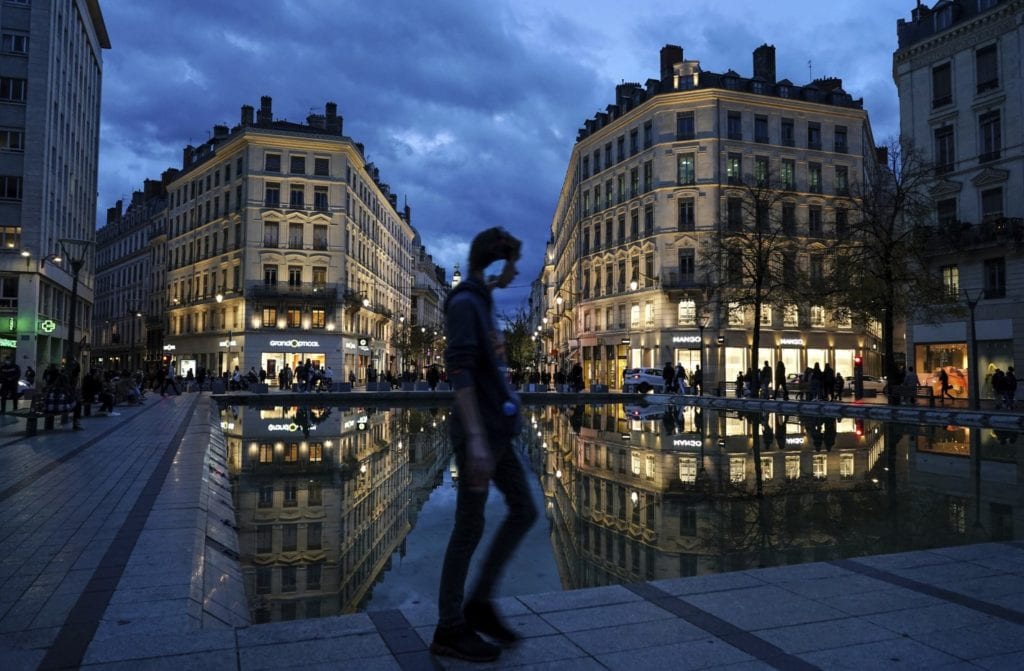 Γαλλία: Κλειστά θα παραμείνουν τον Ιανουάριο μπαρ, εστιατόρια, κινηματογράφοι και μουσεία