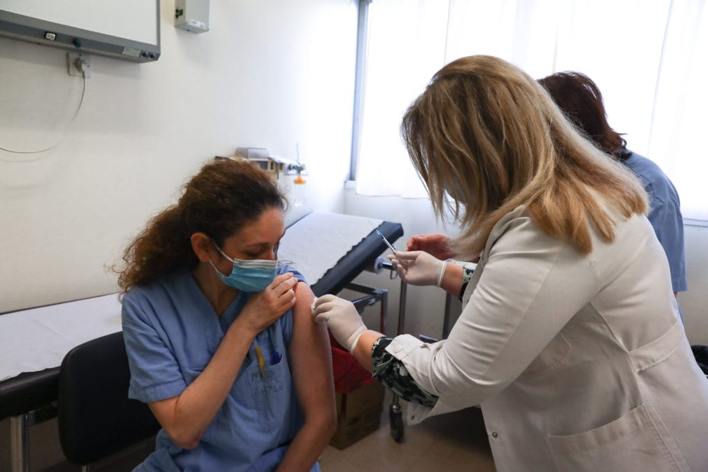 Κορονοϊός: Ξεκινά ο εμβολιασμός των υγειονομικών στα νοσοκομεία του ΕΣΥ