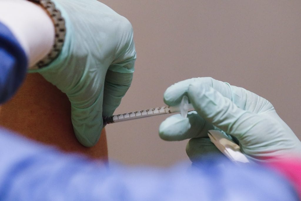 Νέα έρευνα: Οι πλήρως εμβολιασμένοι έχουν πολύ μικρότερες πιθανότητες να μεταδώσουν τον κορονοϊό