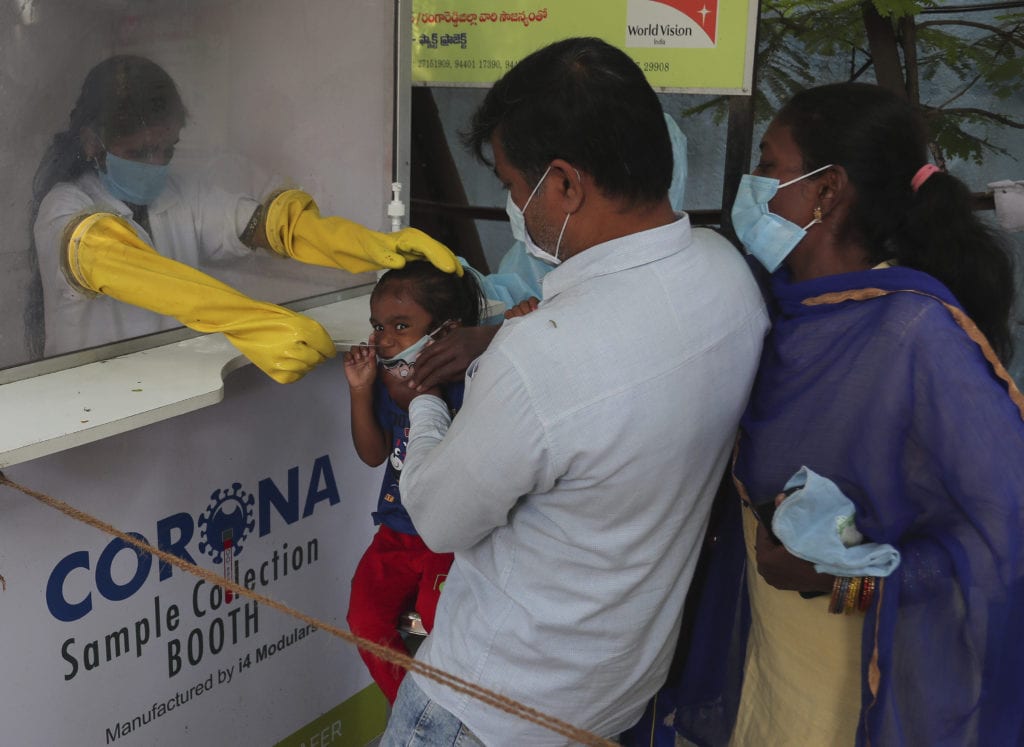 Ινδία-κορονοϊός: Έχουν ήδη παραληφθεί πάνω από 50 εκατ. δόσεις εμβολίων της ΑstraZeneca – Σήμερα αναμένεται η άδεια