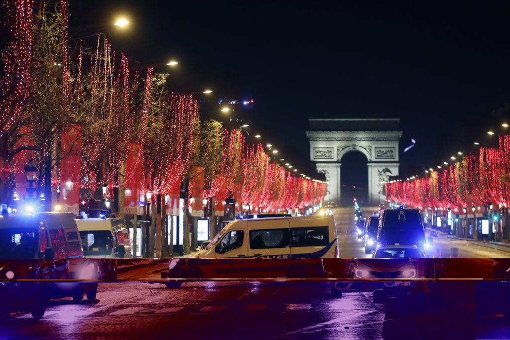 Γαλλία: Τρεις αστυνομικοί τραυματίστηκαν όταν προσπάθησαν να διαλύσουν παράνομο πρωτοχρονιάτικο ρέιβ πάρτυ στη Βρετάνη