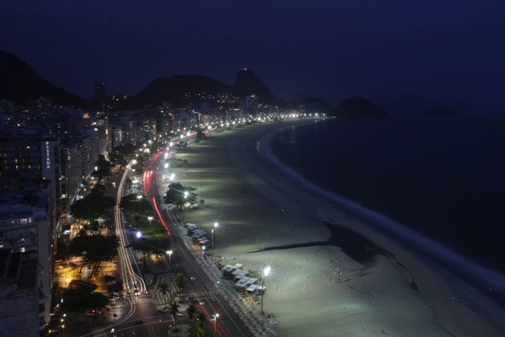 Βραζιλία: Λιγότερες εκδηλώσεις για την Πρωτοχρονιά, λιγότερα σκουπίδια στην περίφημη παραλία Κοπακαμπάνα (Photos)