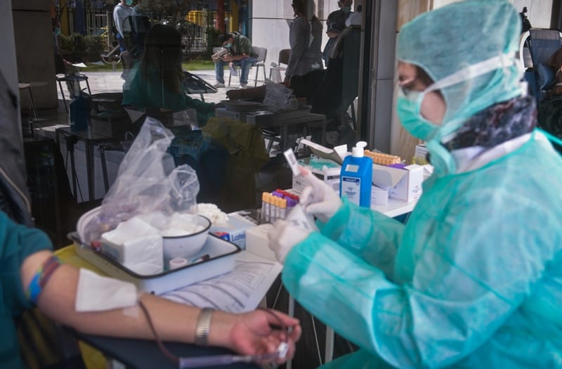 ΚΙΝΑΛ: Αναβλήθηκαν προγραμματισμένοι εμβολιασμοί υγειονομικών σε κρίσιμα νοσοκομεία