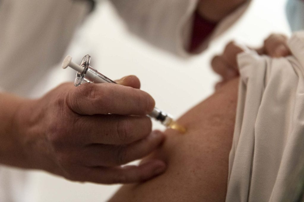 Η Γαλλία επιταχύνει τους εμβολιασμούς κατά της Covid-19