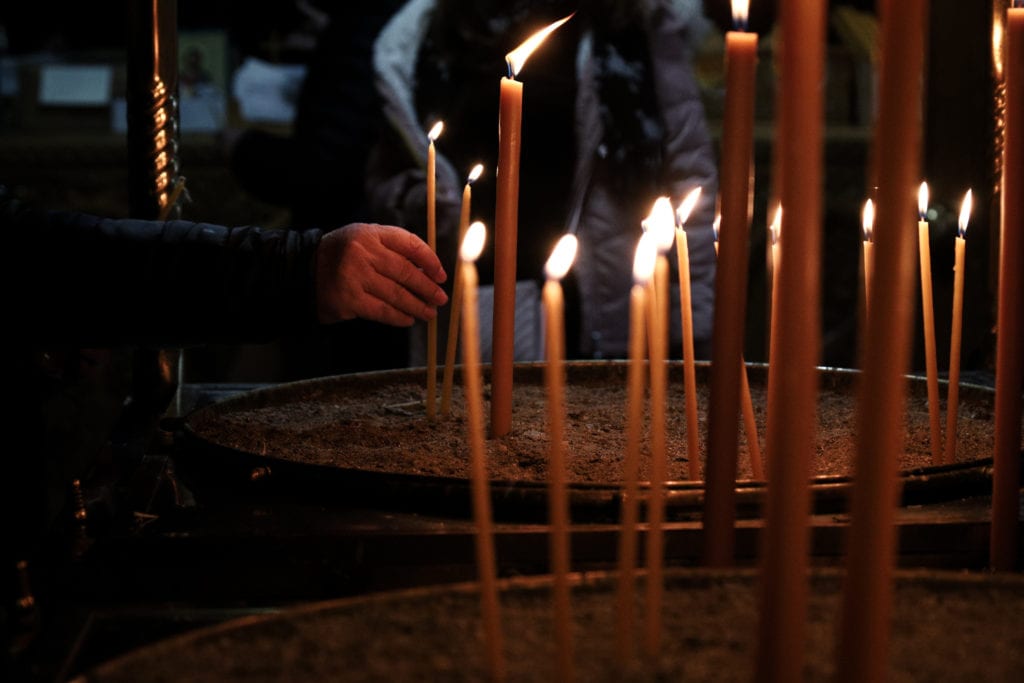 Η Ιεραρχία περιφρονεί την Πολιτεία και ανοίγει τους ναούς με «αυστηρή τήρηση των υγειονομικών μέτρων»