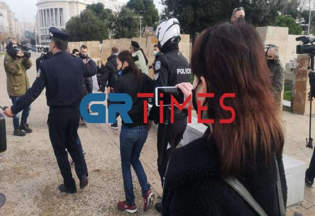 «Παρατράγουδα» και ένταση στη Θεσσαλονίκη: Έριξαν τον σταυρό στον Λευκό Πύργο (Photos – Video)