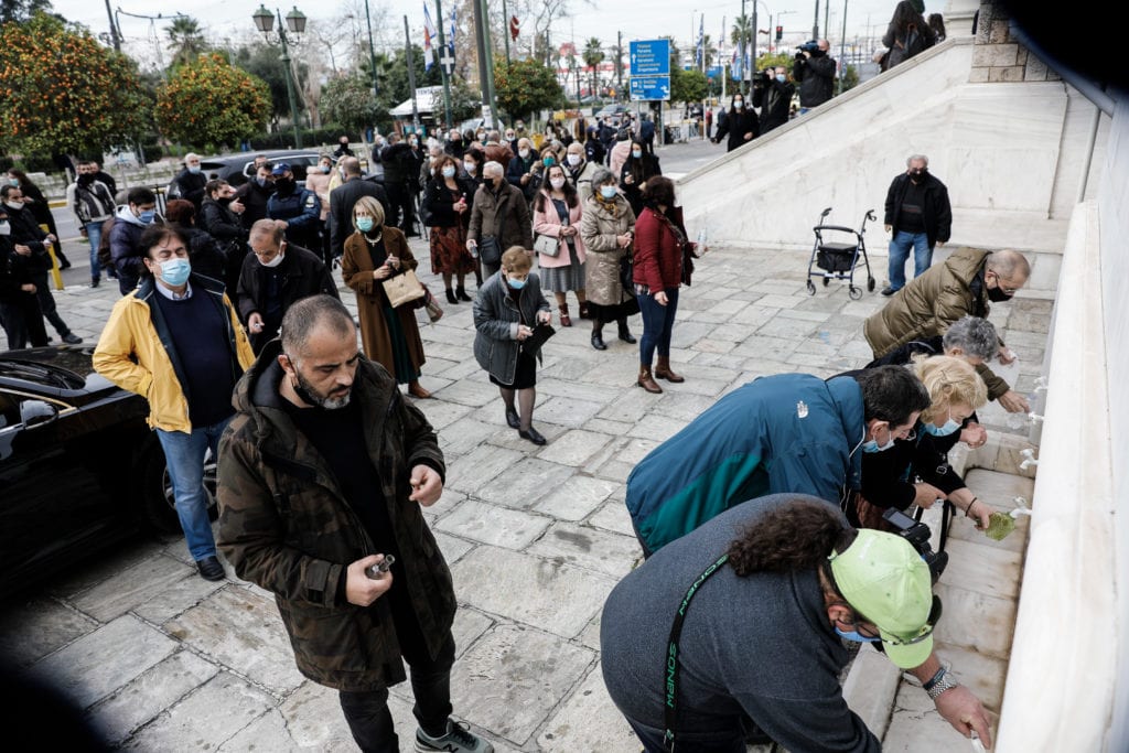 Θεοφάνεια: Ένταση, συνωστισμός και ουρές για Θεία Κοινωνία με τις ευλογίες κυβέρνησης και εκκλησίας (Photos – Video)