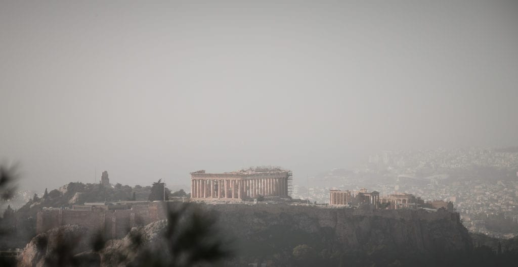 Καιρός: Θερμή «εισβολή», αφρικανική σκόνη και θερμοκρασίες ως 26 β. Κελσίου (Χάρτης/Photos)