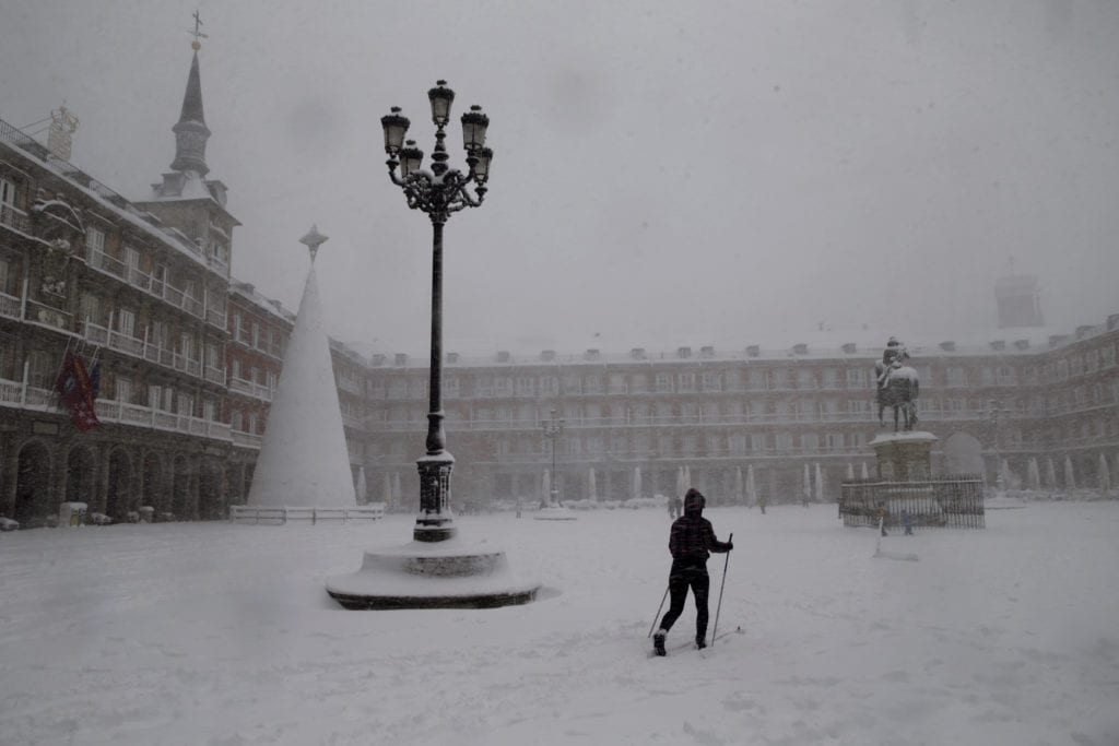 Ισπανία-Φιλομένα: Η χιονοθύελλα «σαρώνει» τη Μαδρίτη, τουλάχιστον δύο νεκροί (Photos)