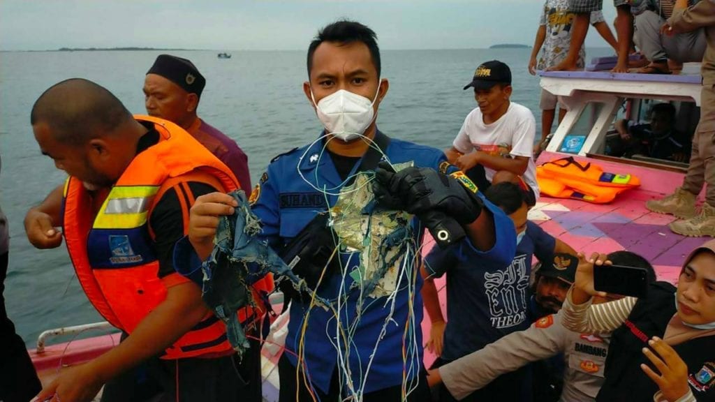 Ινδονησία: Συντριβή αεροσκάφους με 62 επιβάτες – Εντοπίστηκαν τα πρώτα συντρίμμια (Photos/Video)