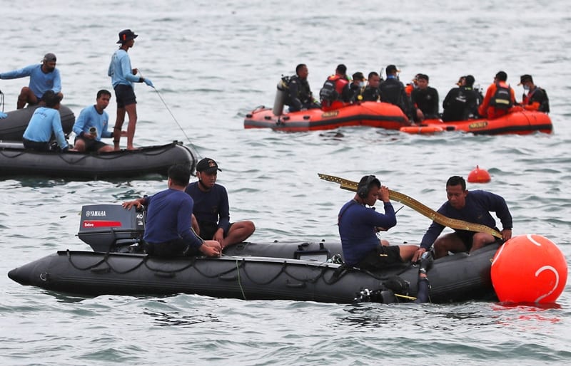 Ινδονησία: Εντοπίστηκαν σήματα από το μαύρο κουτί του αεροσκάφους που συνετρίβη στη θάλασσα