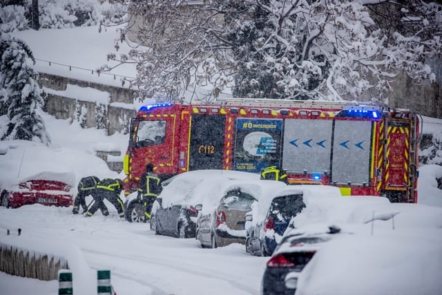 Ισπανία: Oχηματοπομπές με εμβόλια και τρόφιμα μέσα στη χιονοθύελλα