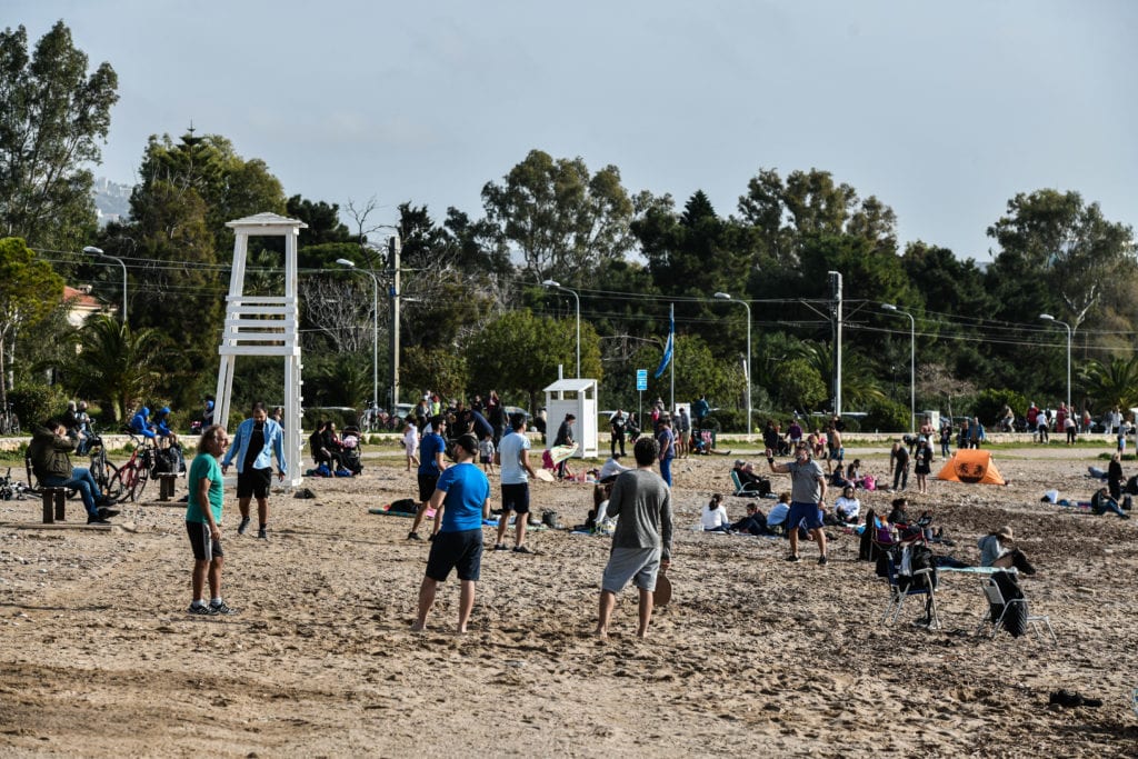 Αττική: Δύο μήνες lockdown και καλοκαιρία έφεραν… συνωστισμό στις παραλίες (Photos)