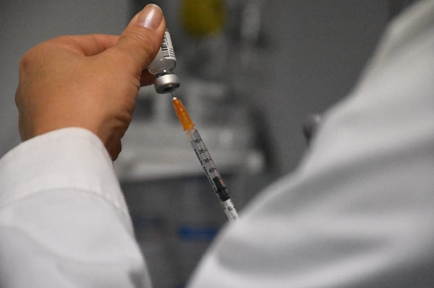Καταγγελίες για «αδιαφανείς διαδικασίες» στην πλατφόρμα για τα ραντεβού εμβολιασμών