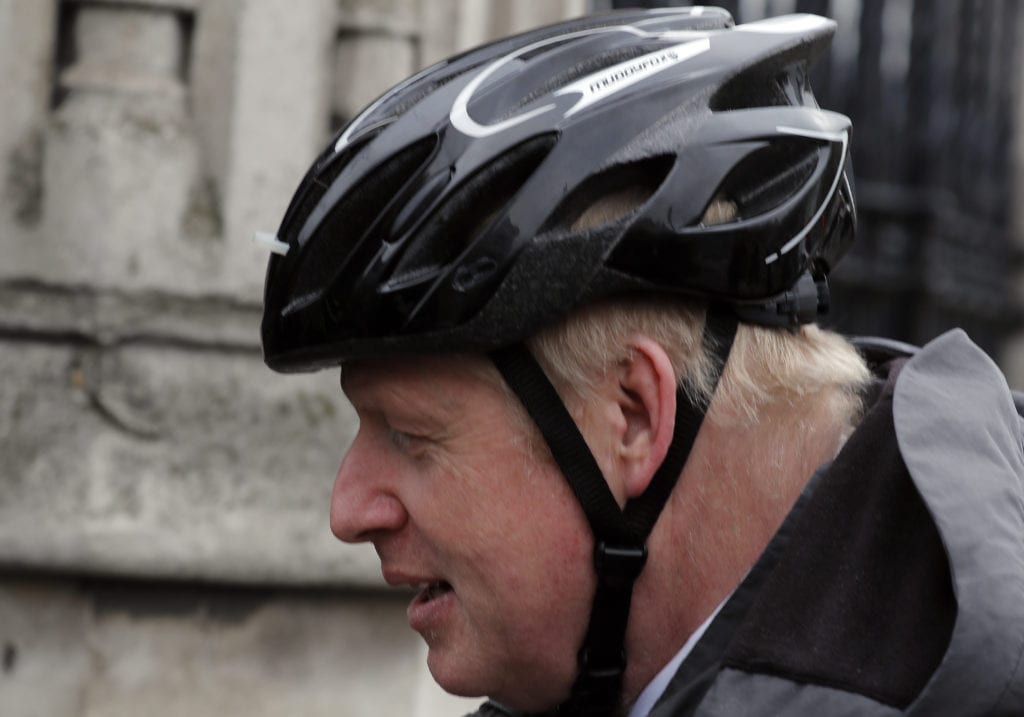Βρετανία: Ο Τζόνσον ζήλεψε τον Μητσοτάκη και πήγε μια μεγάλη βόλτα με ποδήλατο!