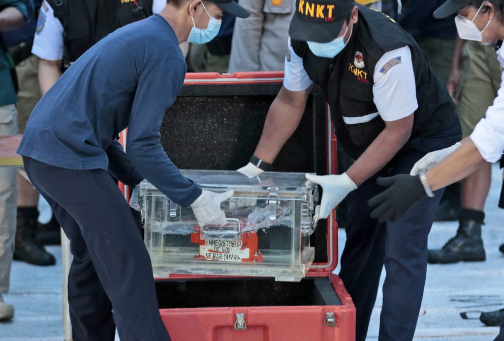 Ινδονησία: Εντοπίστηκε ένα από τα δύο μαύρα κουτιά του αεροσκάφους