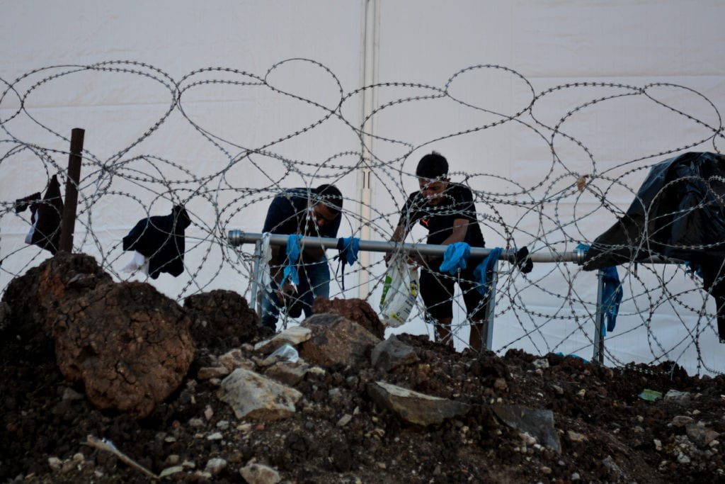 Την απουσία δωρεάν νομικής συνδρομής για τους αιτούντες άσυλο στη Λέσβο καταγγέλλουν εννιά ΜΚΟ