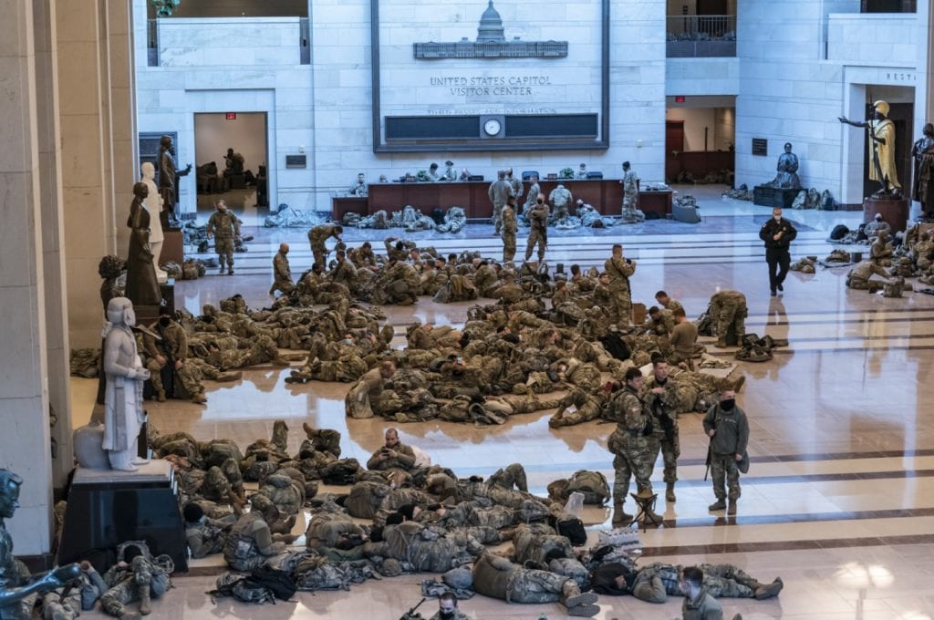Γεμάτο στρατιώτες το Καπιτώλιο – Σε εξέλιξη η συνεδρίαση για την παραπομπή Τραμπ (Photos)