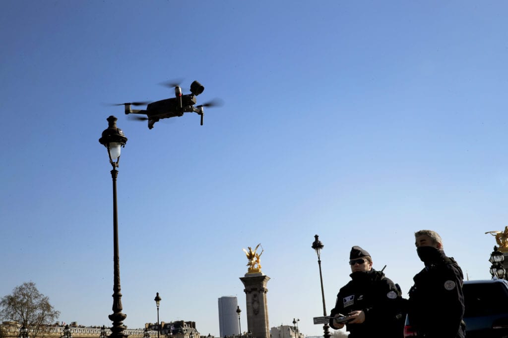 Γαλλία: «Παράνομη» η χρήση drones από το υπουργείο Εσωτερικών για την επιτήρηση του lockdown