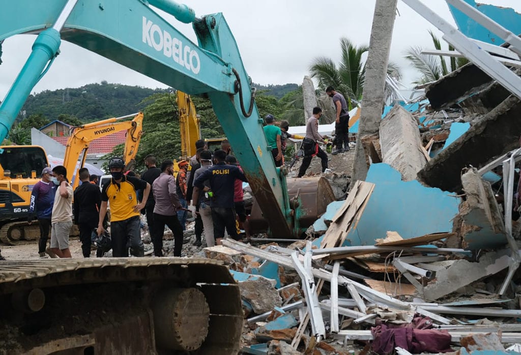 Ινδονησία: Τουλάχιστον 35 νεκροί από τον ισχυρό σεισμό των 6,2 Ρίχτερ – Για επτά δευτερόλεπτα έτρεμε η γη