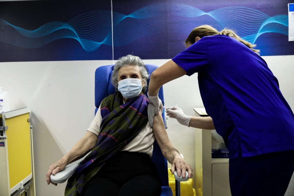 Ξεκίνησε ο εμβολιασμός πολιτών άνω των 85 ετών – Οι 3 βασικές οδηγίες