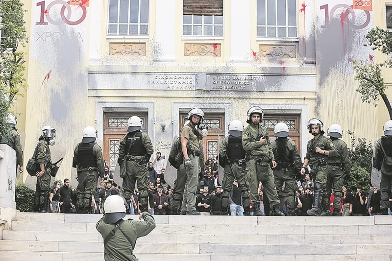 Ξύλο, σκοταδισμός και άγιος ο Θεός