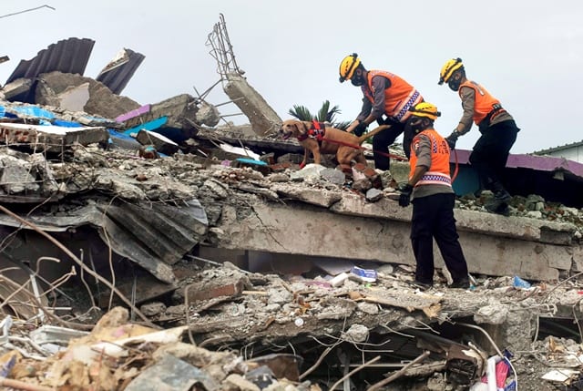 Ινδονησία: Δεκάδες νεκροί από τον ισχυρό σεισμό