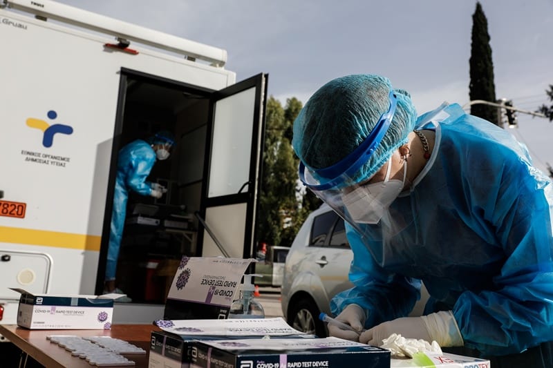 Ήρθαν και στην Ελλάδα τα rapid test αντιγόνου με δείγμα σάλιου