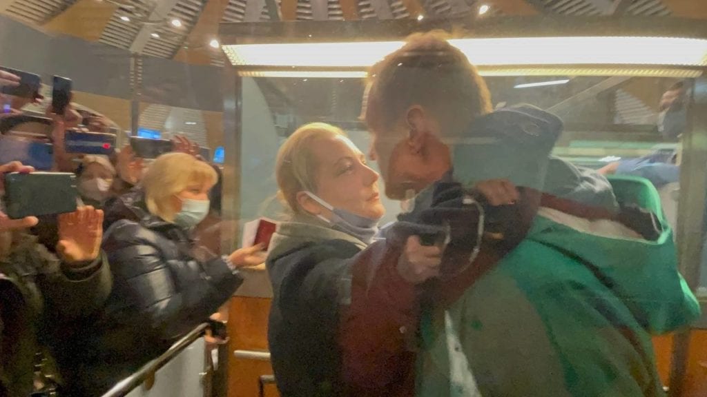 Ρωσία: Ο Ναβάλνι συνελήφθη με το που επέστρεψε στη Μόσχα (Videos)