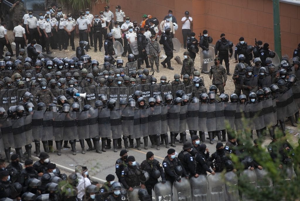 Η αστυνομία της Γουατεμάλας διέλυσε το καραβάνι των προσφύγων από την Ονδούρα (Photos)