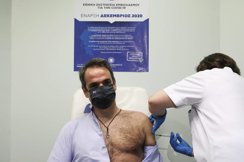 Η δημοσιογράφος Κριστιάν Αμανπούρ «τρολάρει» την πόζα του Μητσοτάκη στον εμβολιασμό (Photos)