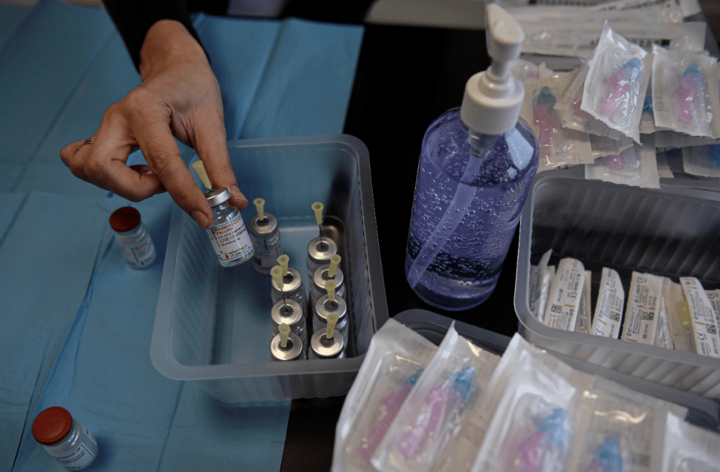 Ισπανία: Παραίτηση ανώτατου αξιωματούχου της Υγείας λόγω παραβίασης της σειράς εμβολιασμού
