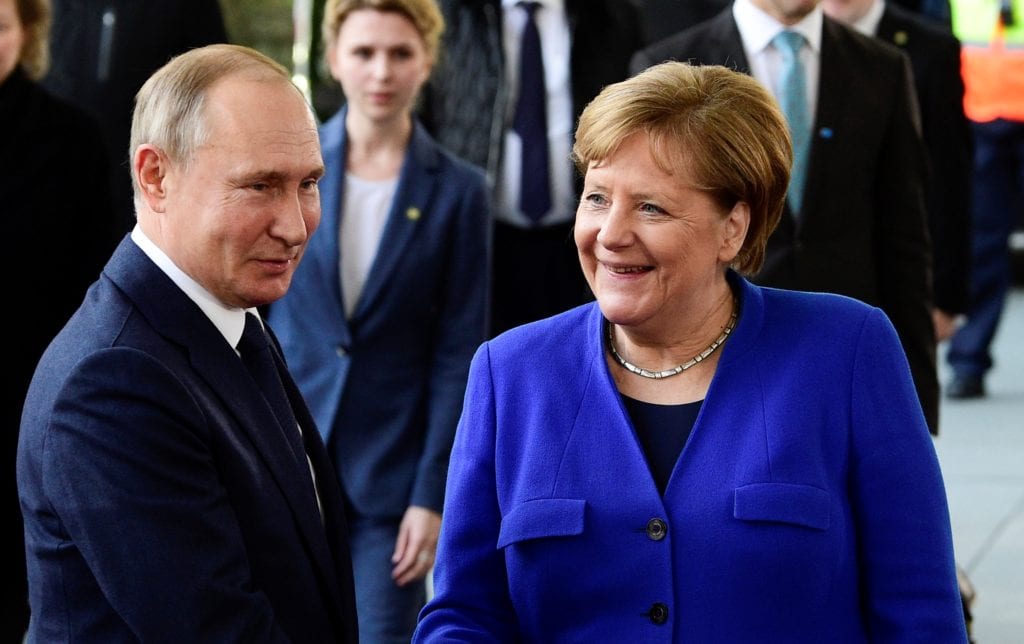 Γερμανία-Μέρκελ: Ανοιχτό το ενδεχόμενο συνεργασίας με την Ρωσία για το εμβόλιο Sputnik V