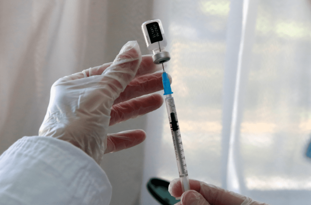 Reuters: Η Pfizer μειώνει τις παραδόσεις εμβολίων έως και 50% σε χώρες της ΕΕ