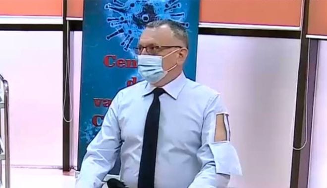 Ρουμάνος υπουργός «κλέβει» την παράσταση με το πουκάμισο που φόρεσε στον εμβολιασμό του (Video)