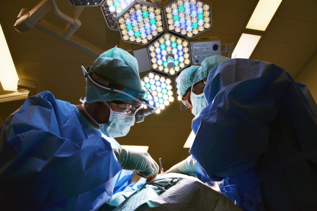 Για πρώτη φορά, Γάλλοι χειρουργοί μεταμόσχευσαν χέρια από το ύψος του ώμου σε έναν 48χρονο Ισλανδό