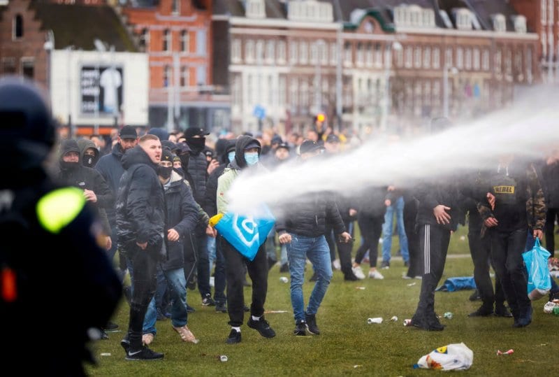 Ολλανδία: Νέες συγκρούσεις και φωτιές κατά του lockdown (Videos)