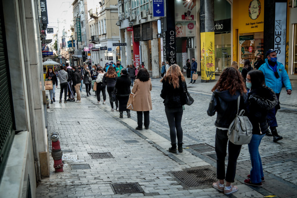 Ανήσυχοι οι ειδικοί για το τρίτο κύμα – Προβλέπουν αύξηση κρουσμάτων τους επόμενους μήνες